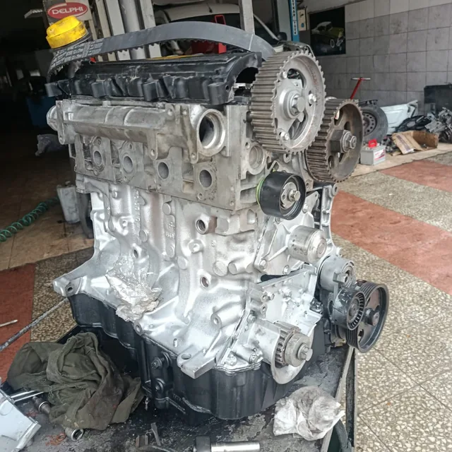 Revizyonu tamamlanmış motor bloğunun yan görünümü