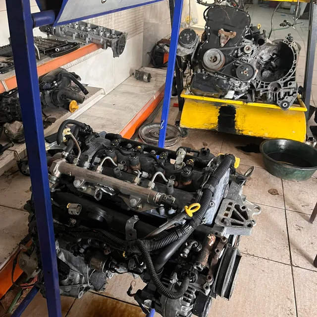 Sehpaya alınmış motorun üst kısmı ve lift bölgesi