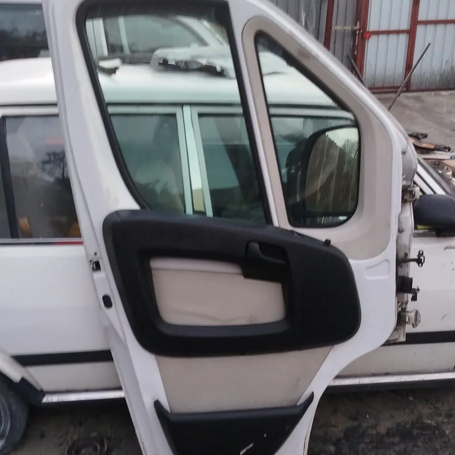 Araçtan sökülmüş kapı, tamirhanemizde
