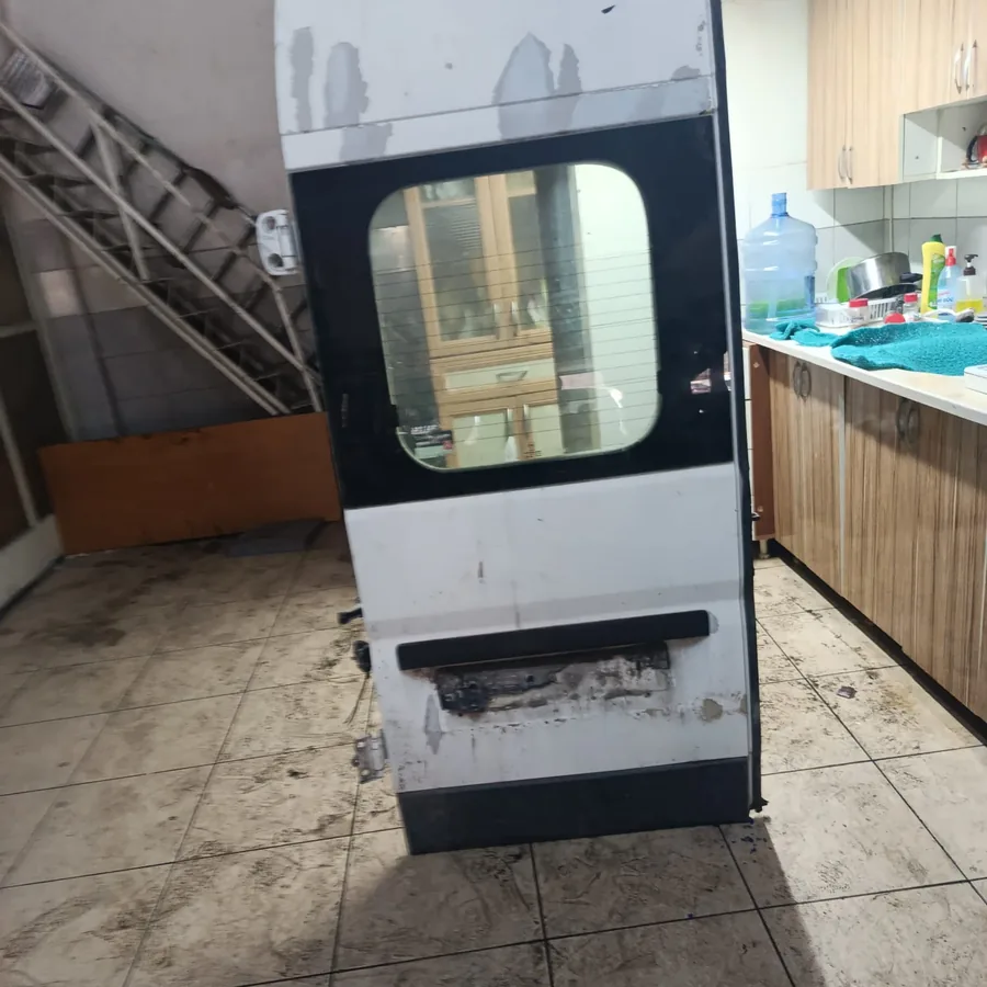 Araçtan sökülmüş arka kapak, tamirhanemizde