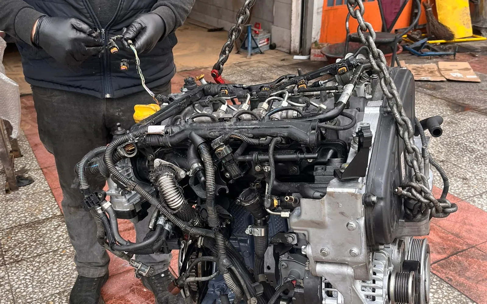 SE & FE Garaj tamirhanesinde motor üzerinde arıza tespiti yapılırken görünüm