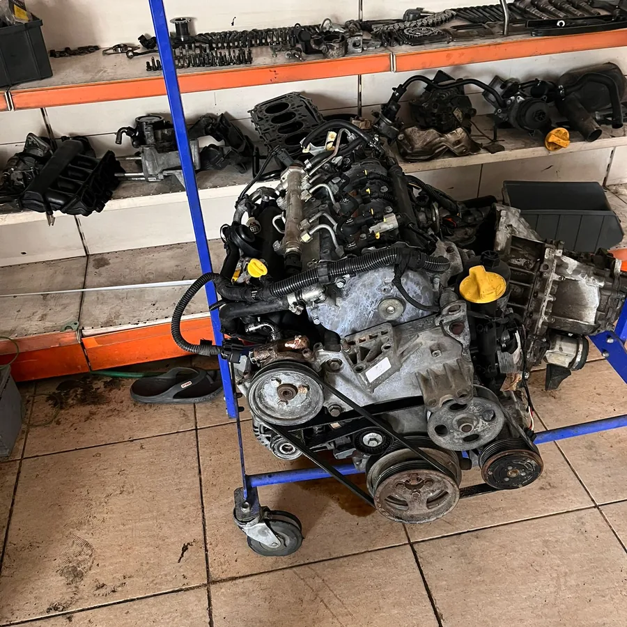 Motor üzerinde onarım işlemi yapılırken görünüm