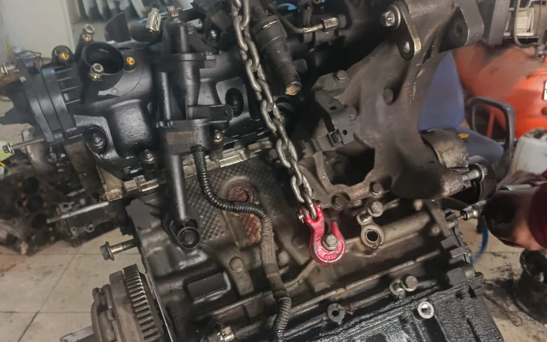 Şanzımanı ayrılmış motorun tamirhanede debriyaj tarafından görünümü