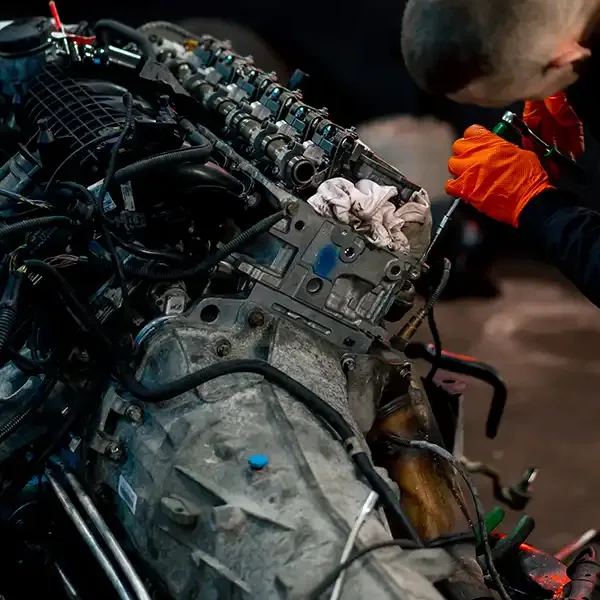 Egzoz ve filtre hattının göründüğü motor bölgesi kontrolü
