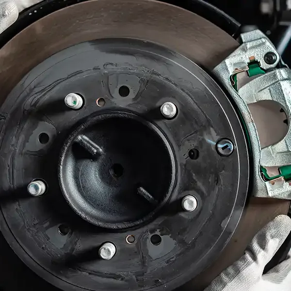 Fren diski, göbek ve kaliper bölgesinin tekerlek söküldükten sonraki görünümü