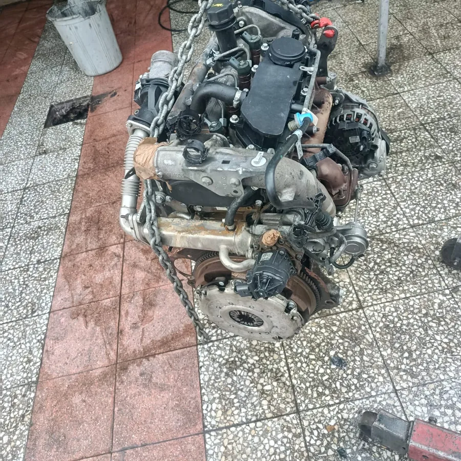Egzoz tarafı açık motorun tamirhane zemininde kontrolü