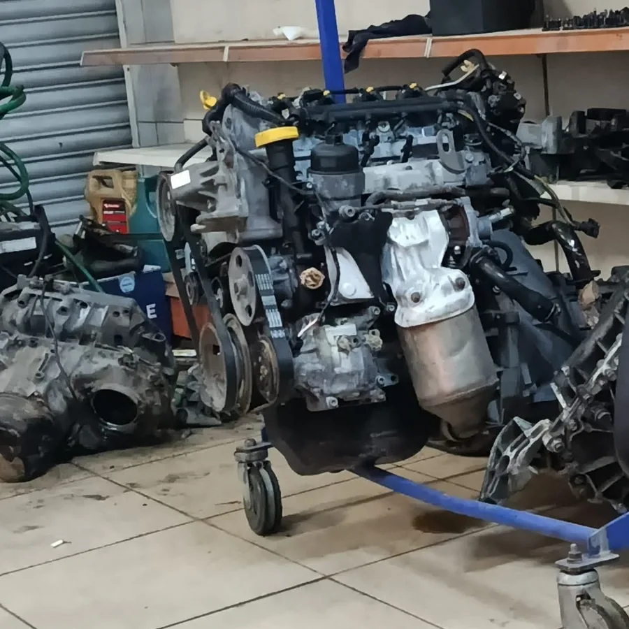 Tamirhanede sıralanmış motorlar ve sökülmüş egzoz parçaları