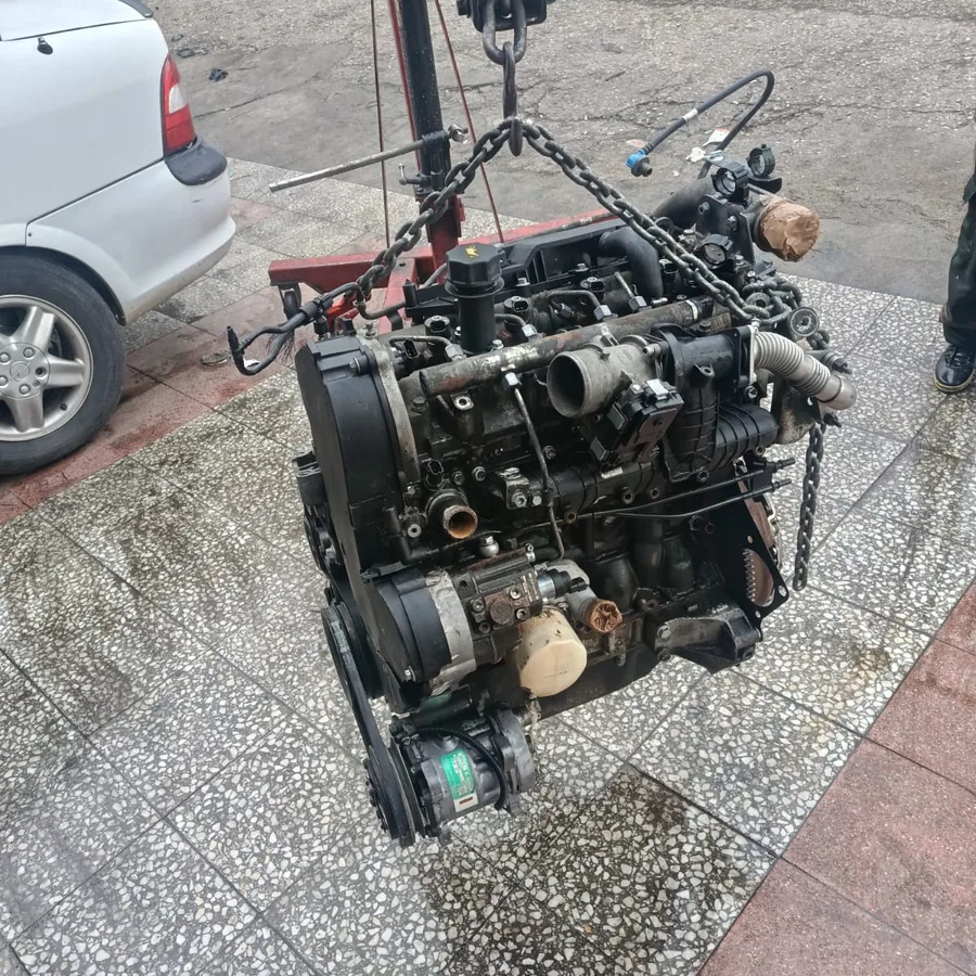 Vinçle askıya alınmış motorun egzoz ve emme borularının görünümü