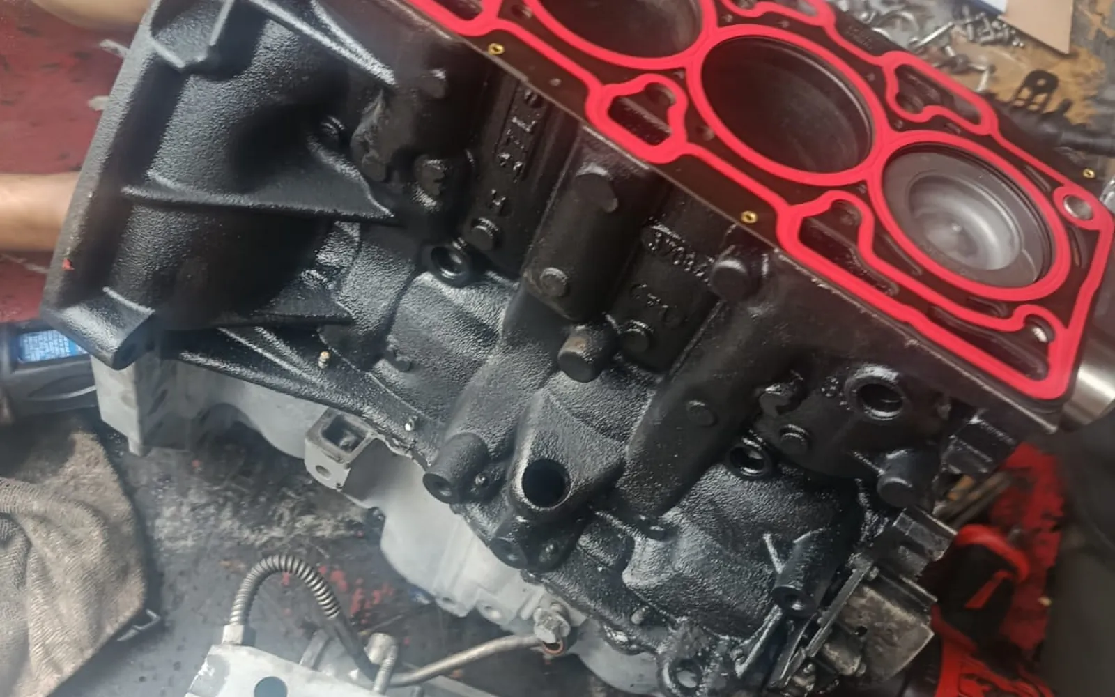 Revizyon için sökülmüş motor bloğu, üzerinde yeni silindir kapağı contası ve ayrılmış silindir kapağı