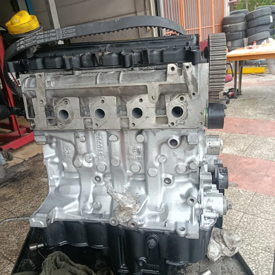 Temizlenip toplanmış motor bloğunun triger tarafı