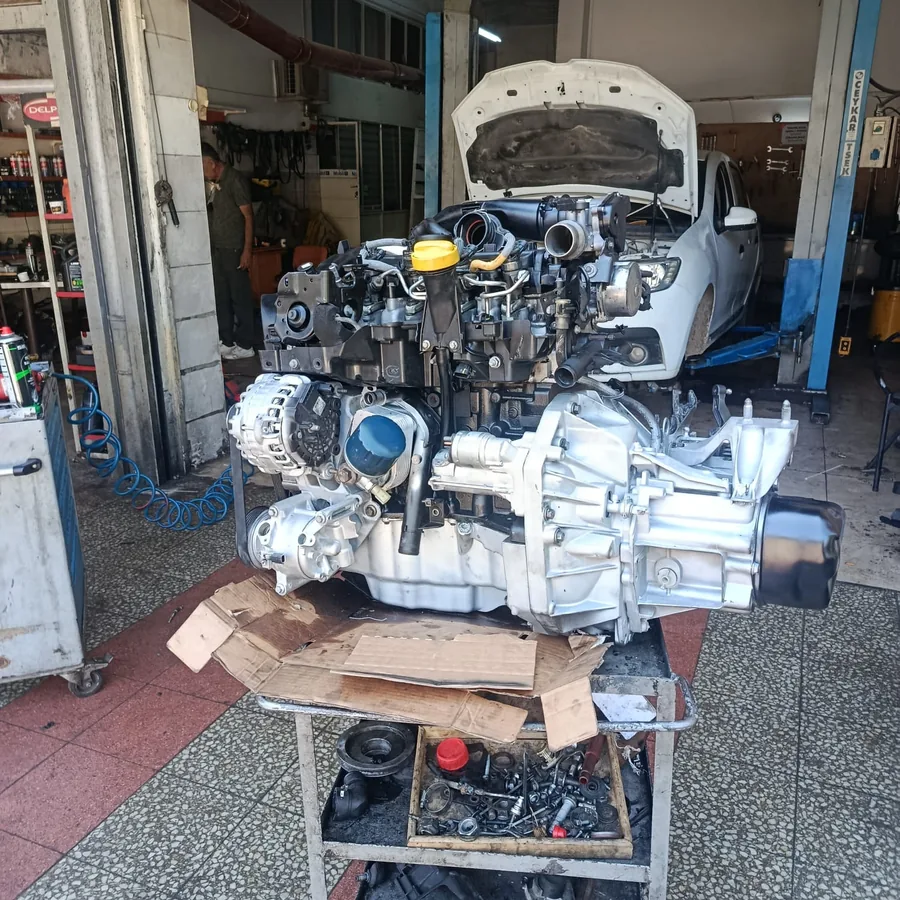 Motor ve şanzıman grubu, aracına takılmak üzere hazırlanmış halde