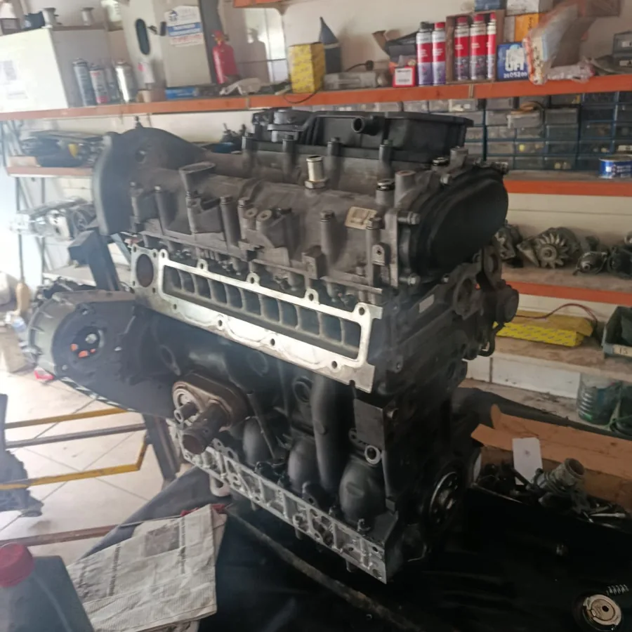 Silindir kapağı sökülmüş motor bloğu, tamirhane tezgahında