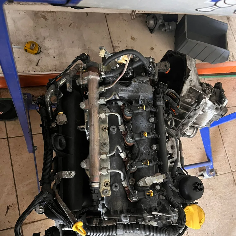 Tamirhanede sökülmüş hâlde duran motor ve aktarma organları