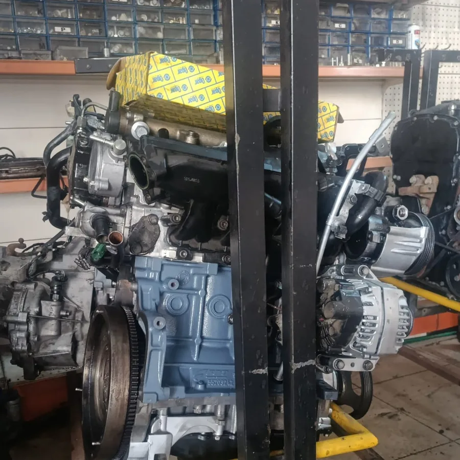 Şanzıman tarafı ayrılmış motorun lift bölgesindeki görünümü