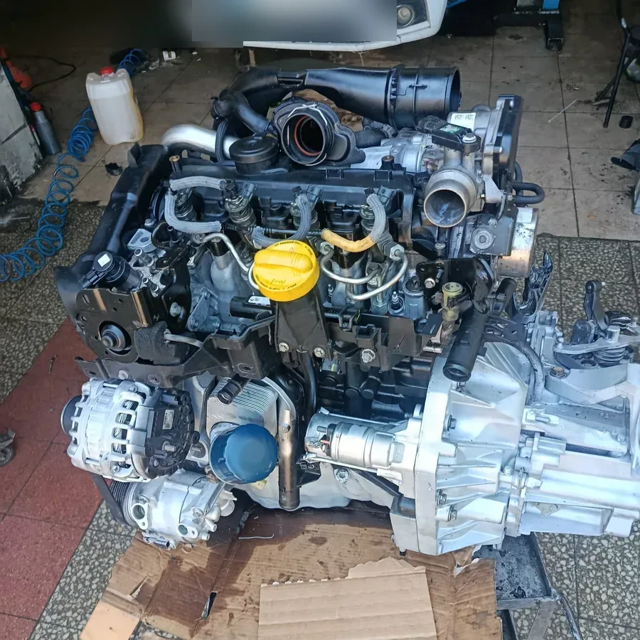 Sökülmüş motor ve şanzıman takımının tamirhanedeki görünümü