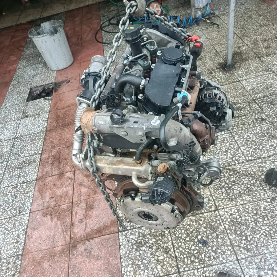 Vinçle indirilmiş motor ve şanzıman grubunun yakın görünümü