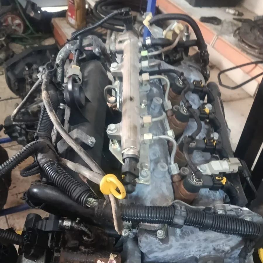 Sökülmüş motorun üst bölgesinde hortum ve bağlantıların görünümü