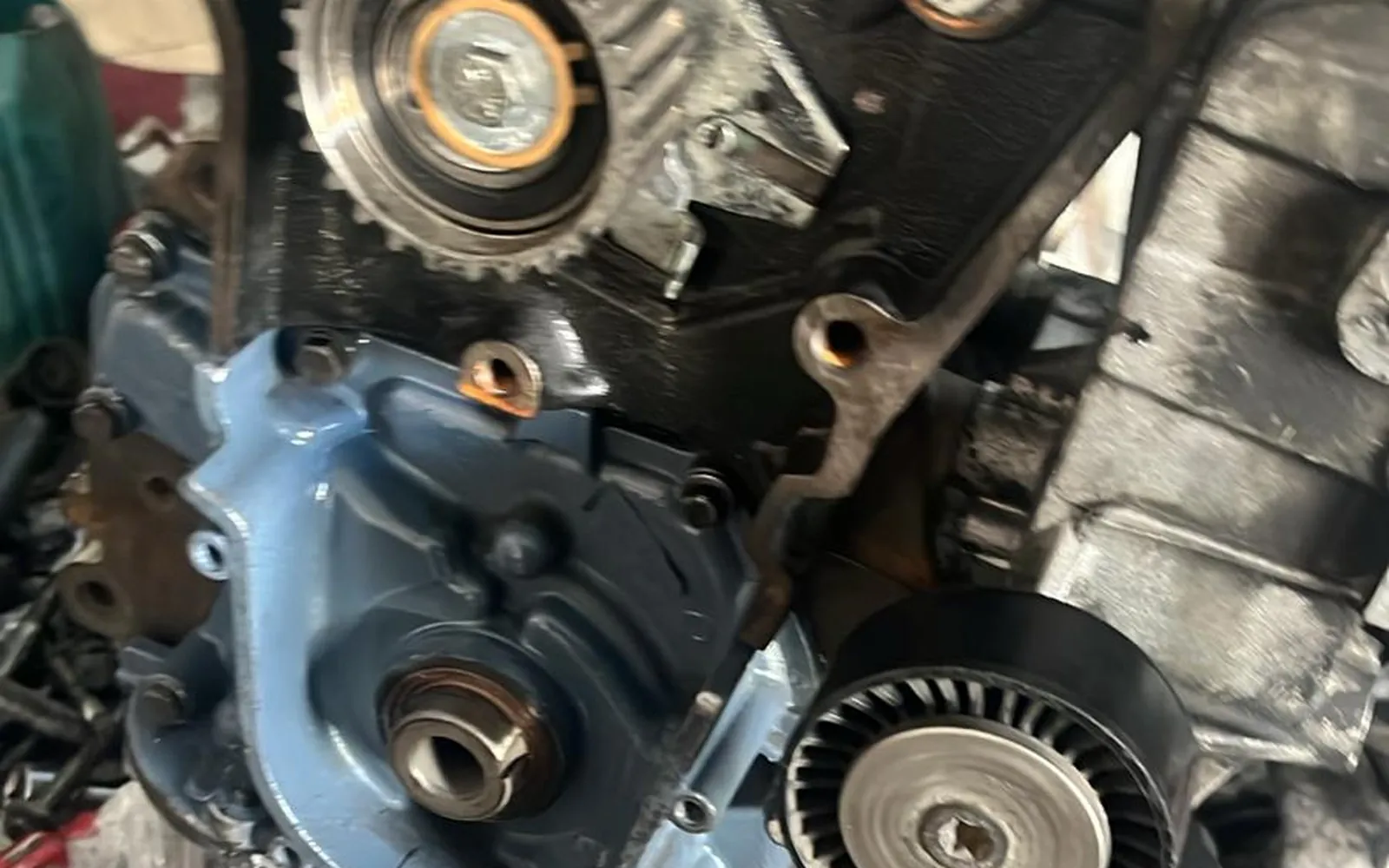 Triger kapağı sökülmüş motorun kayış, dişli ve gergi rulmanı bölgesinin yakın görünümü