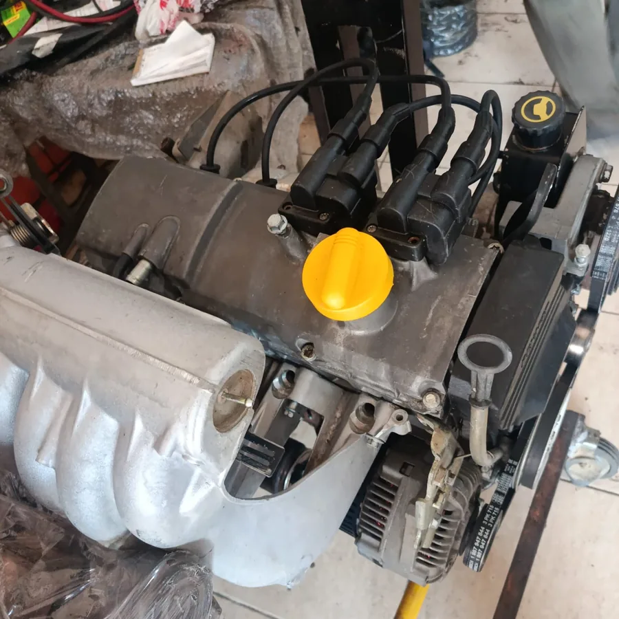 Eksantrik kapağı ve üst bölgesi açık motor
