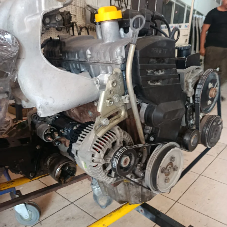 Triger ve kayış tarafı açık motorun tamirhanedeki görünümü