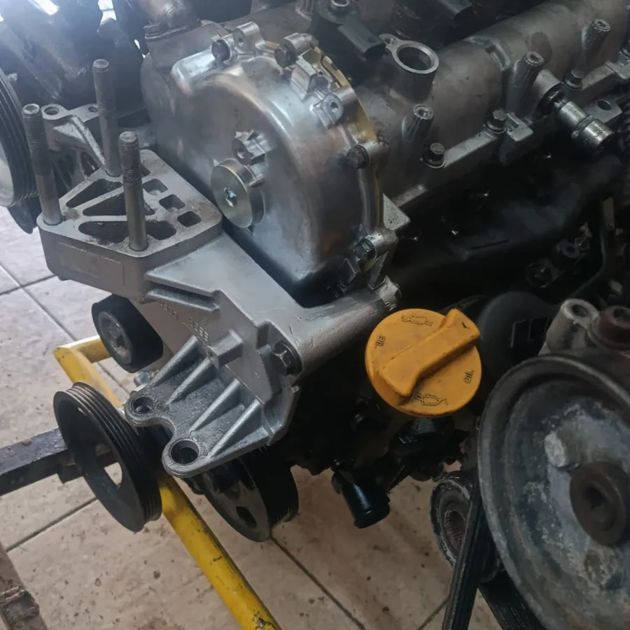 Triger seti takılmakta olan motorun kayış tarafı