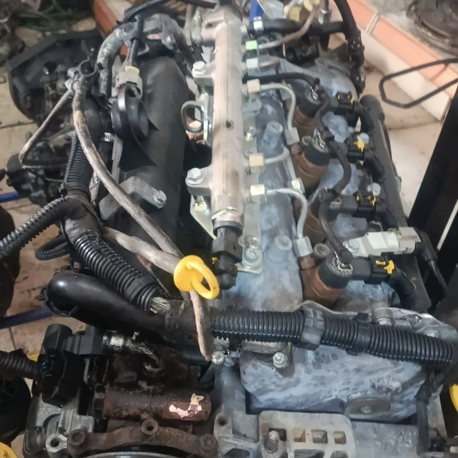 Egzoz tarafı sökülmüş motorun yakın görünümü